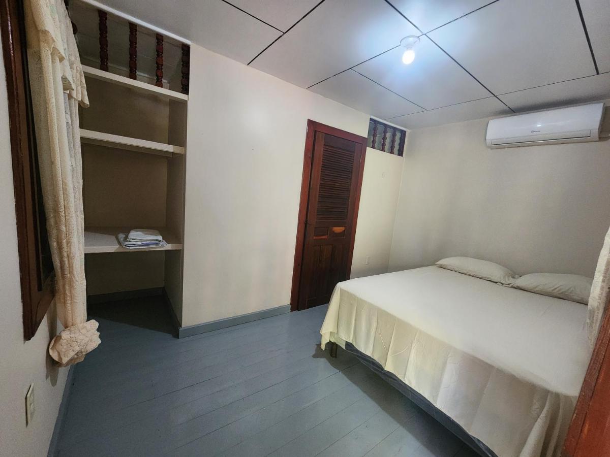 Fenix Hotel & Hostel Utila Exterior photo