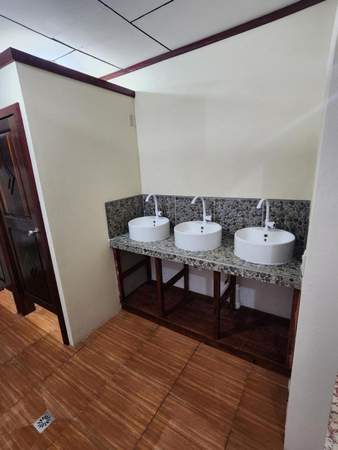 Fenix Hotel & Hostel Utila Exterior photo