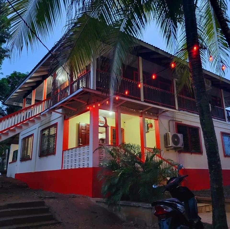 Fenix Hotel & Hostel Utila Exterior photo
